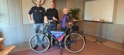 Gerrie de With wint Fiets tijdens de verloting van de buurtvereniging ons huis